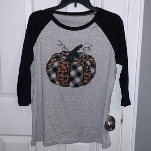 Women’s pumpkin shirt.